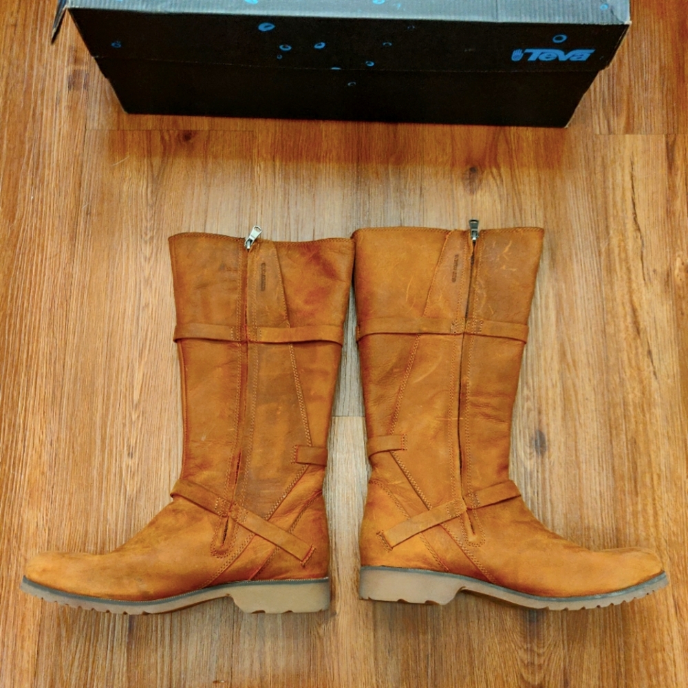 Like NIB Teva Delavina tall wide shaft boot brown waterproof leather 8